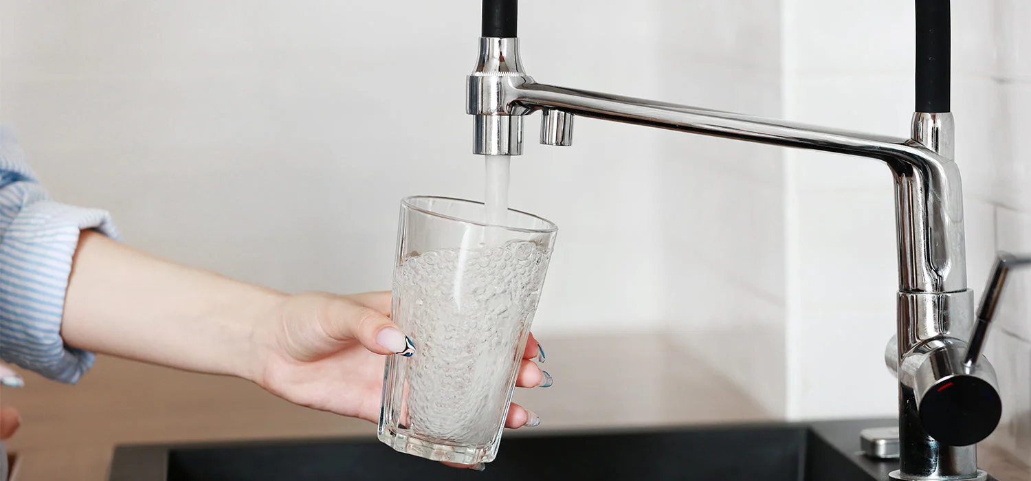 Glas med grumligt vatten från egen brunn